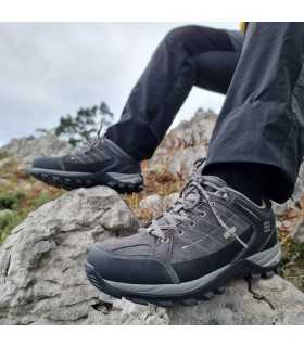 Zapatilla de senderismo Sonora gris de Elementerre puestas en los pies