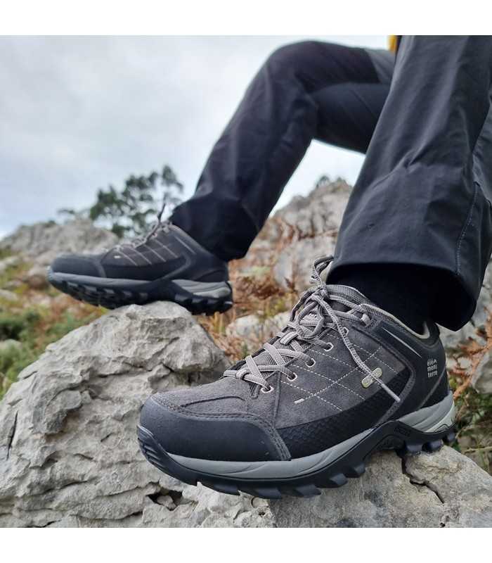 Zapatilla de senderismo Sonora gris de Elementerre puestas en los pies