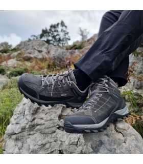 foto con las botas de senderismo Sonora de Elementerre puestas en los pies