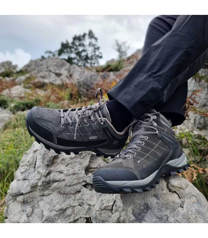 foto con las botas de senderismo Sonora de Elementerre puestas en los pies