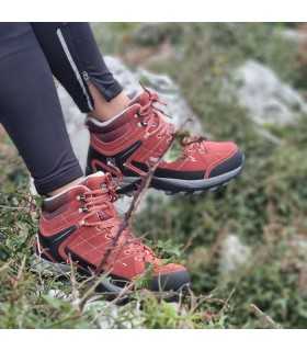 Bota senderismo mujer burdeos Sonora de Elementerre puestas en modelo