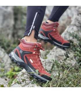 Botas senderismo mujer burdeos Sonora de Elementerre en accion caminando sobre rocas