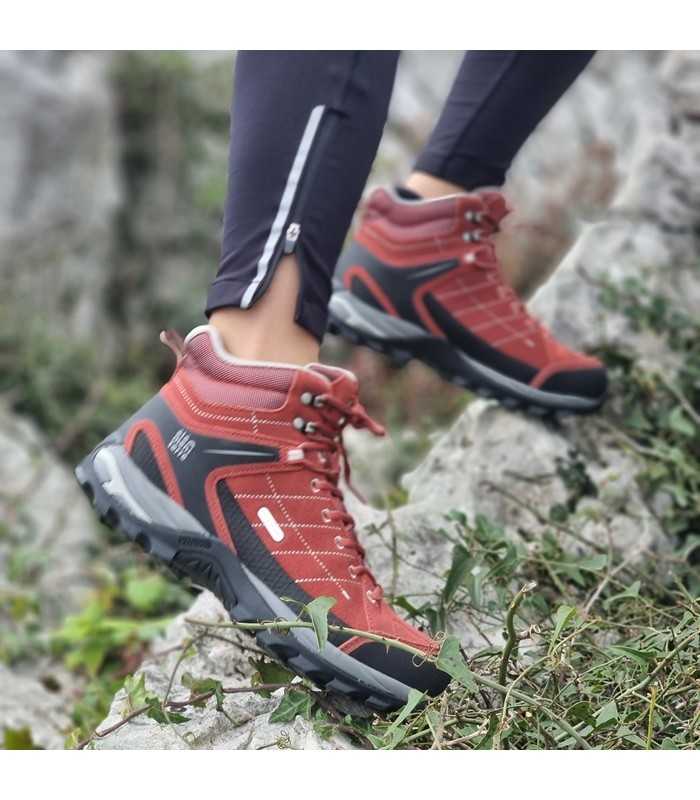 Botas senderismo mujer burdeos Sonora de Elementerre en accion caminando sobre rocas