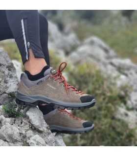 Zapatillas senderismo mujer impermeable de Grisport puestas en los pies