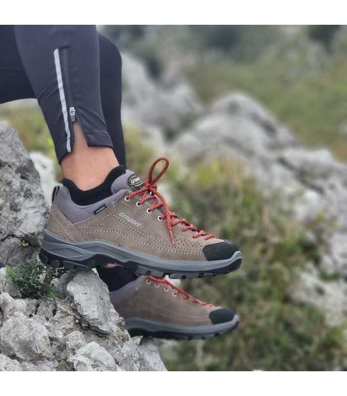 Zapatillas senderismo mujer impermeable de Grisport puestas en los pies
