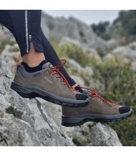 Zapatillas senderismo mujer impermeable de Grisport en moldeo posando en el campo