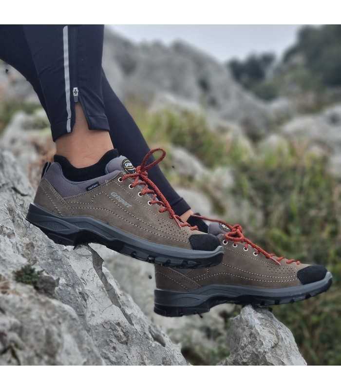Zapatillas senderismo mujer impermeable de Grisport en moldeo posando en el campo