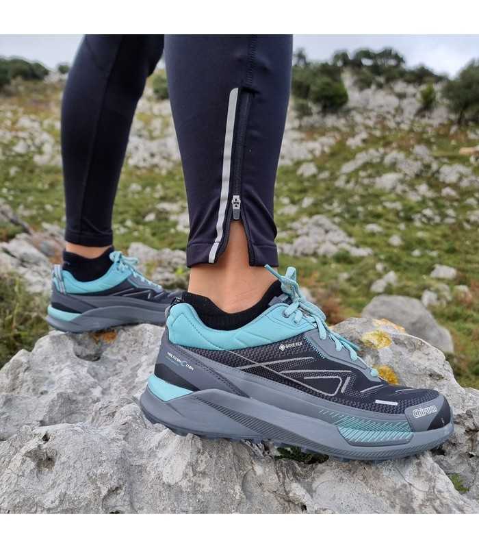 Zapatilla de trekking Sucre Lady de Chiruca puesta en modelo posando en las rocas