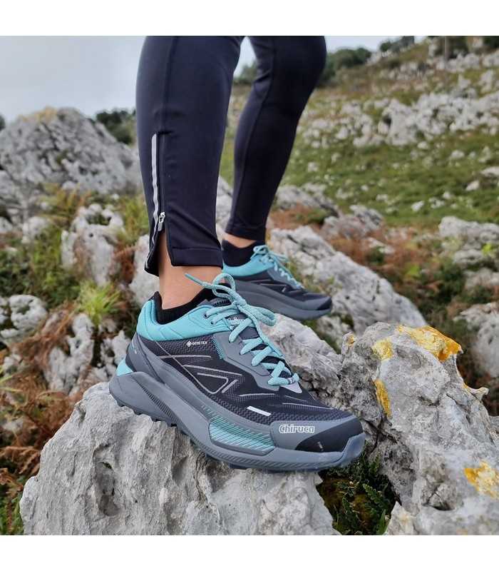 Zapatilla de trekking Sucre Lady de Chiruca en modelo trepando por las rocas