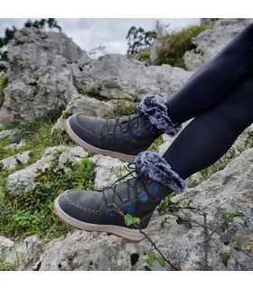 vista de las botas puestas en modelo