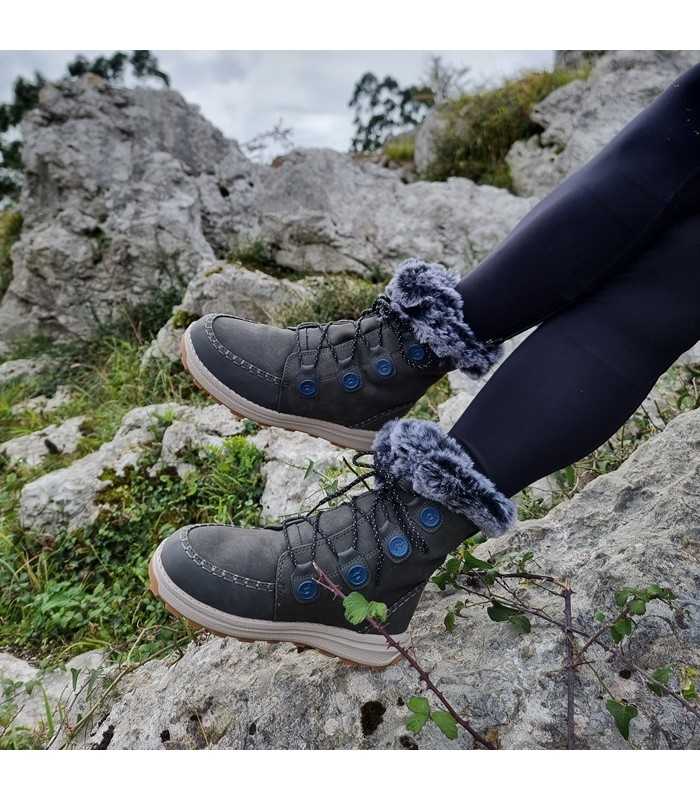 vista de las botas puestas en modelo