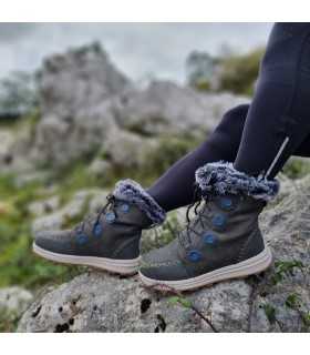 Botas apres-ski mujer de Elementerre puestas en modelo posando en ambiente rural