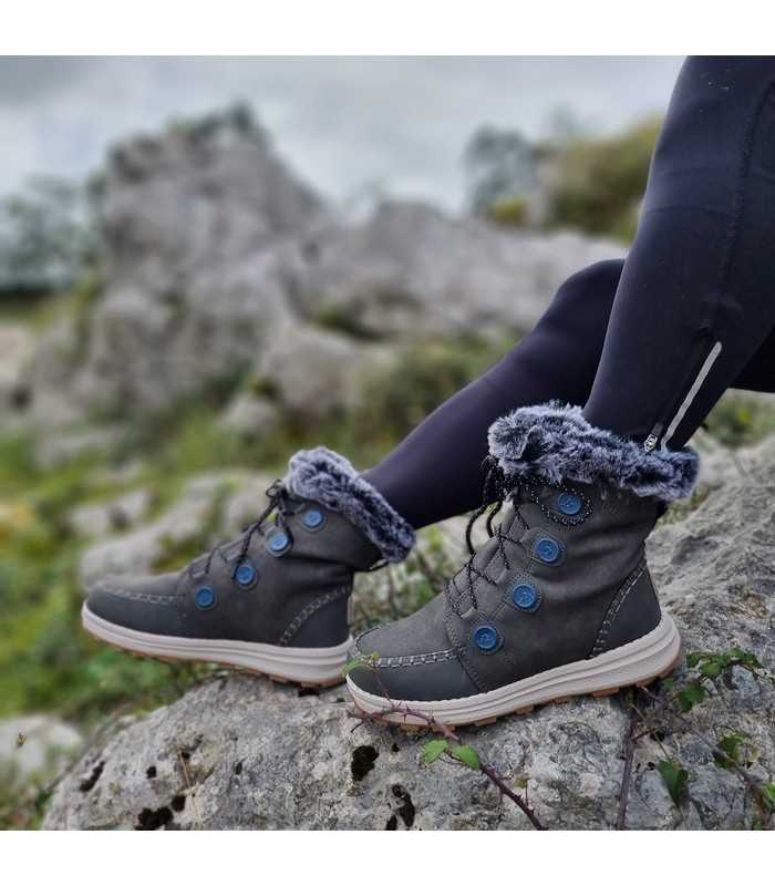 Botas apres-ski mujer de Elementerre puestas en modelo posando en ambiente rural