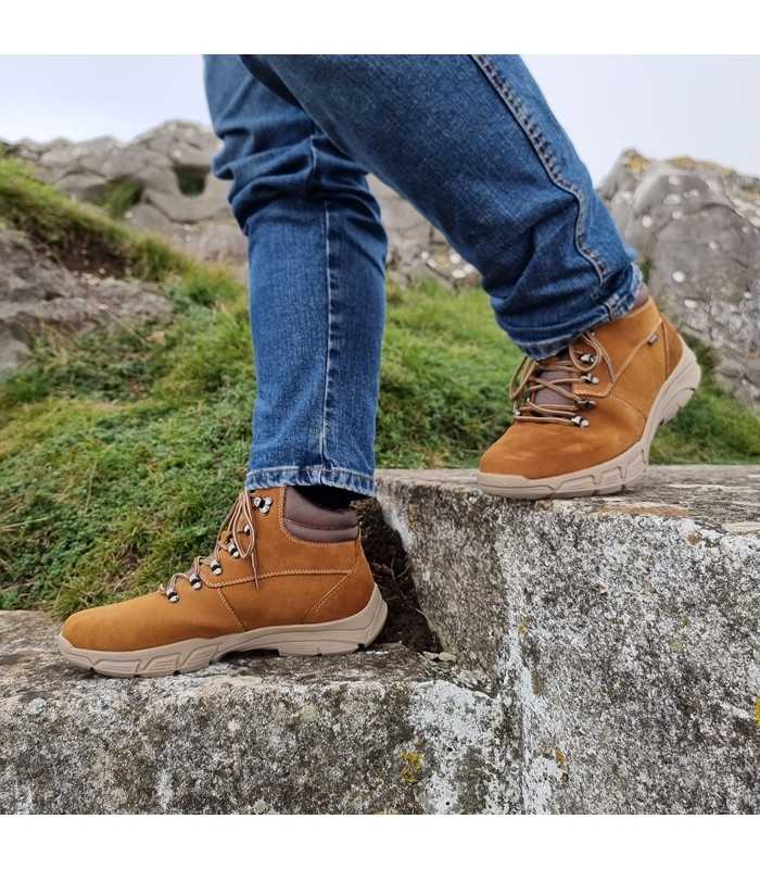 Botas hombre Bellús marrón de Paredes en modleo bajando escaleras