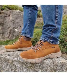 modelo posando con Bota hombre Bellús marrón de Paredes