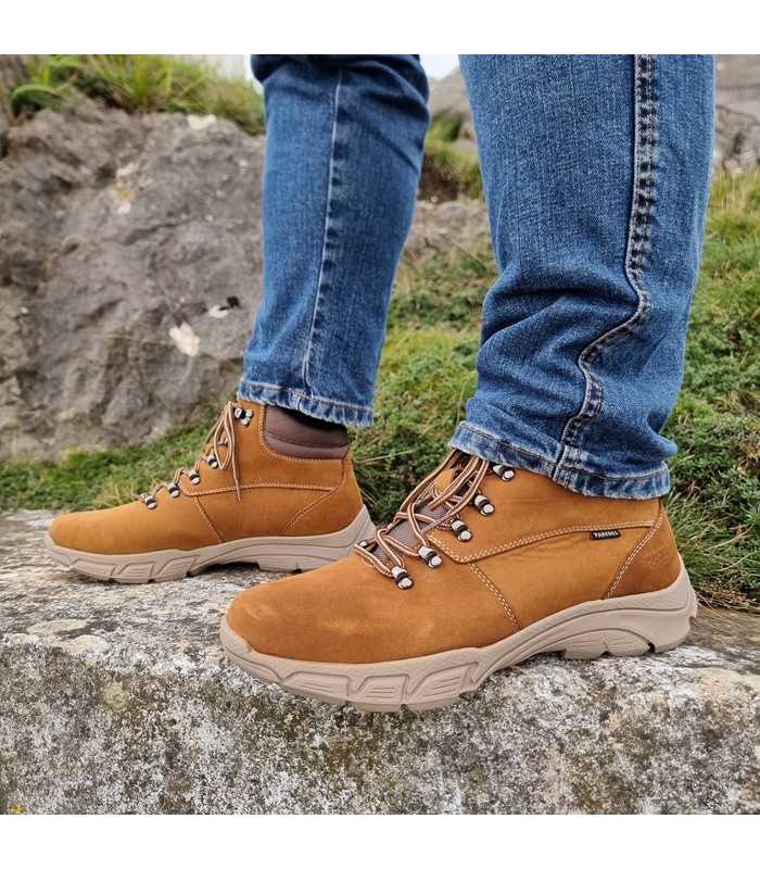modelo posando con Botas hombre Bellús marrón de Paredes
