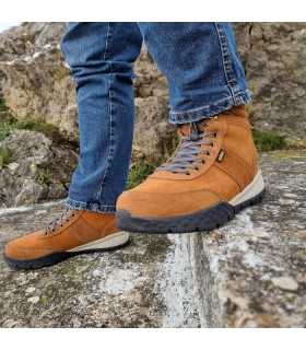 Bota hombre Benasque marrón de Paredes puesta en modelo