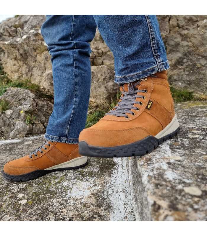 Bota hombre Benasque marrón de Paredes puesta en modelo