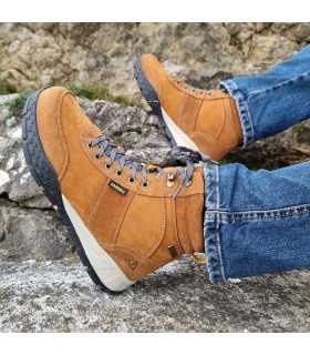 vista lateral de Bota hombre Benasque marrón de Paredes puestas en los pies