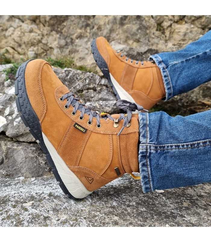 vista lateral de Bota hombre Benasque marrón de Paredes puestas en los pies