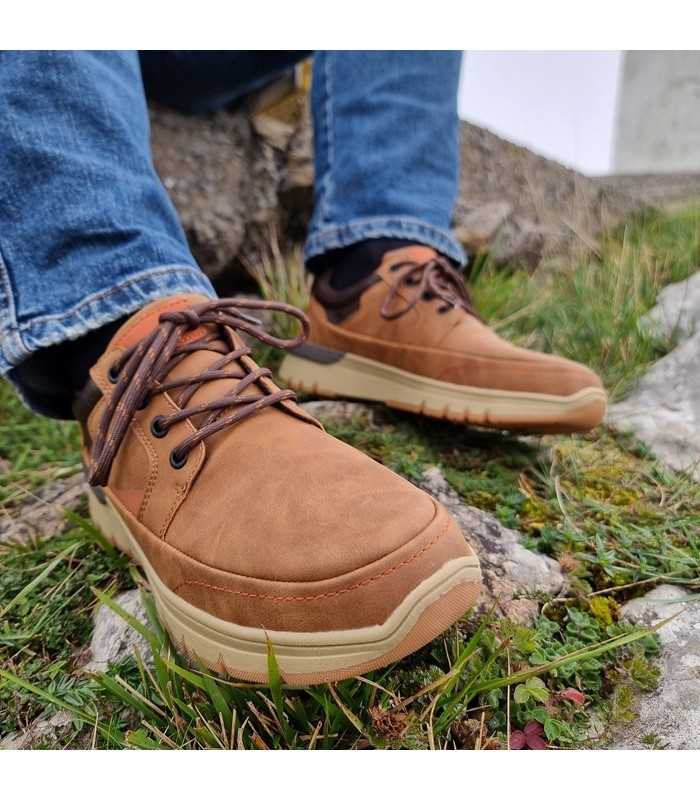 Zapato hombre marrón cordones de Vicmart puesto en modelo