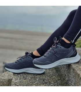 modelo posando en escaleras con Deportivos mujer Soria lady 07 gris de Chiruca