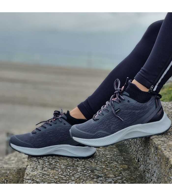 modelo posando en escaleras con Deportivos mujer Soria lady 07 gris de Chiruca
