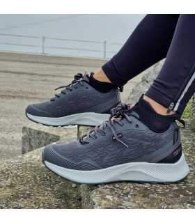 Deportivos mujer Soria lady 07 gris de Chiruca puestos en modelo