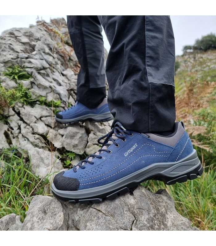 Modelo posando con las Zapatillas de trekking piel de Grisport para hombre azules puestas