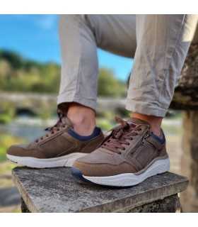 Deportivo cremallera de Liberto para hombre beige puesto en modelo
