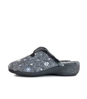 Perfil : Zapatilla de casa Cabrera con cuña de 4 cm y piso antideslizante.