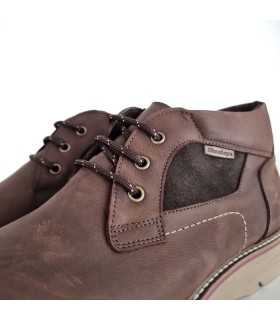 detalle del cierre de cordones de bota para hombre casual