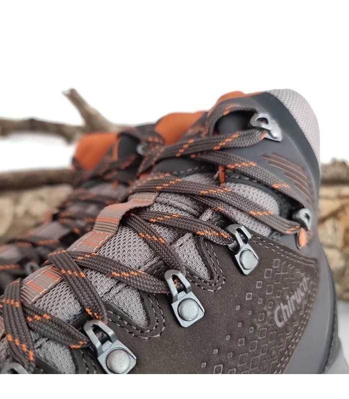 Detalle del corte en piiel y cierre de cordones de la bota de senderismo Chiruca para hombre.