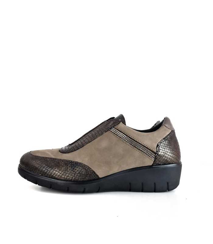 vista de perfil de zapato horma ancha con Corte en piel color taupe con detalles en animal print.