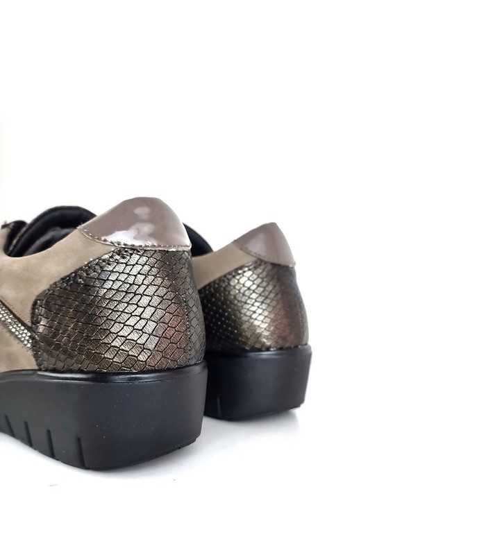 vista trasera del zapato de mujer de piel taupe combinado con animal print.