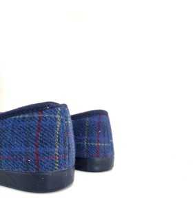 Vista trasera zapatilla de invierno mujer cuadros azul noche