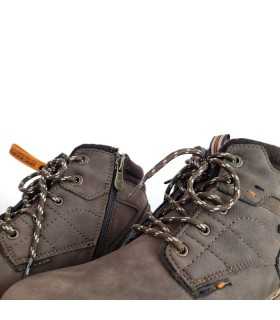 Detalle del cierre con cordones Dockers marron de Bota casual hombre impermeable