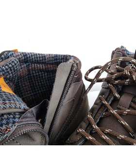 Detalle del forro de cuadros en bota marron