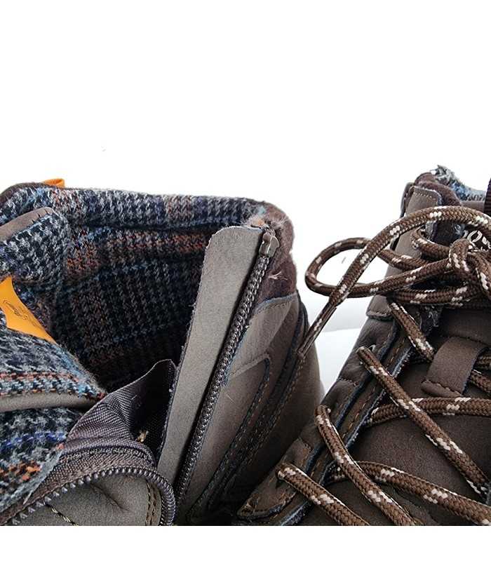 Detalle del forro de cuadros en bota marron