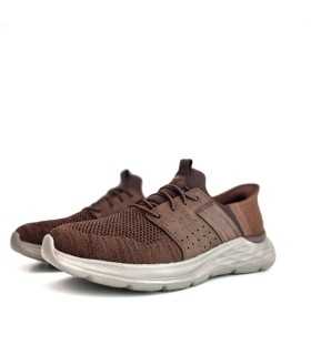 Medio perfil del zapato Garner Slip-ins de Skechers con cordones elásticos.
