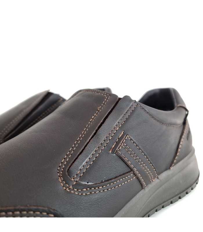 detalle del cierre con elasticos en zapato color marron
