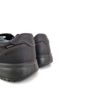 vista trasera de los zapatos impermeables marrones de Grisport