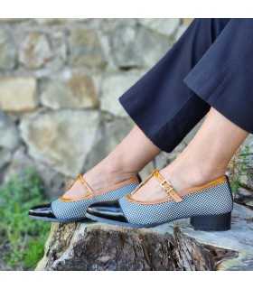 Zapatos mujer Mary Jane vistos de perfil puesto en modelo posando