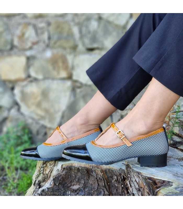 Zapatos mujer Mary Jane vistos de perfil puesto en modelo posando