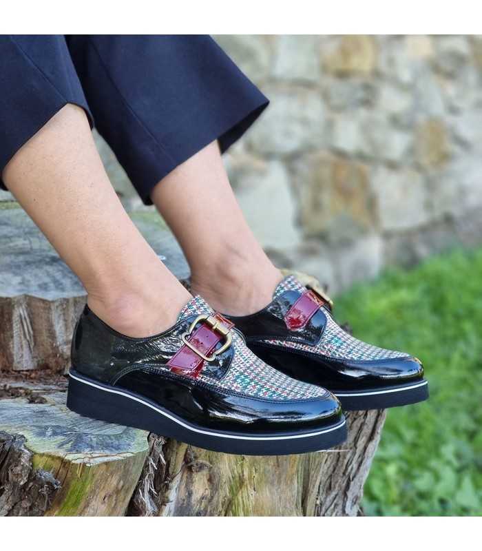 Zapatos mujer hebilla Carolina de Nival puestos en modelo.
