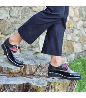 Zapatos mujer hebilla Carolina de Nival dando pasos sobre un tronco en modelo