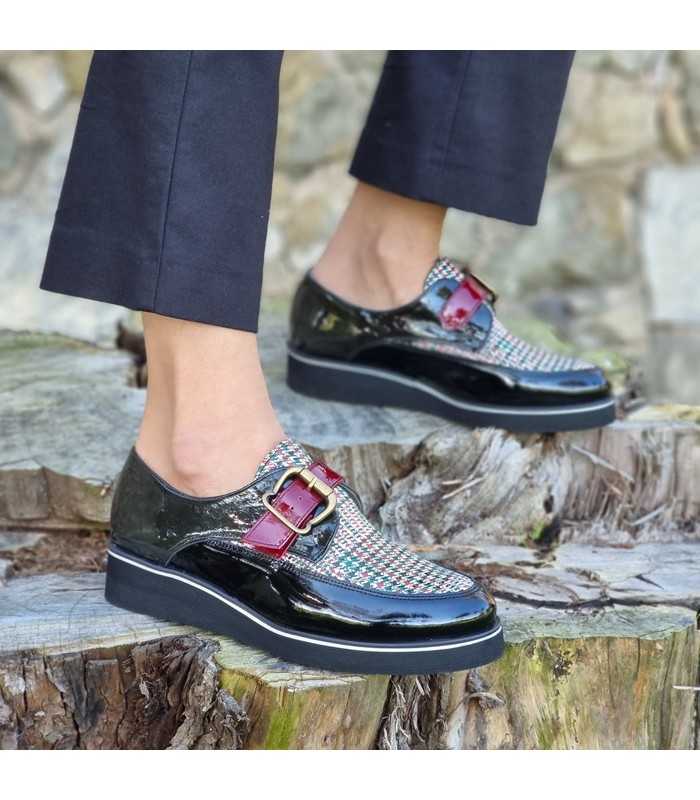 Vista de perfil de Zapato mujer hebilla Carolina de Nival en modelo posando