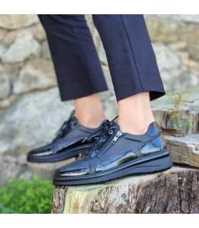 zapato cordones piel negra de Notton en modelo puestos sobre un tronco