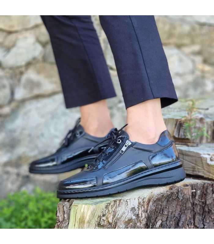 zapato cordones piel negra de Notton en modelo puestos sobre un tronco