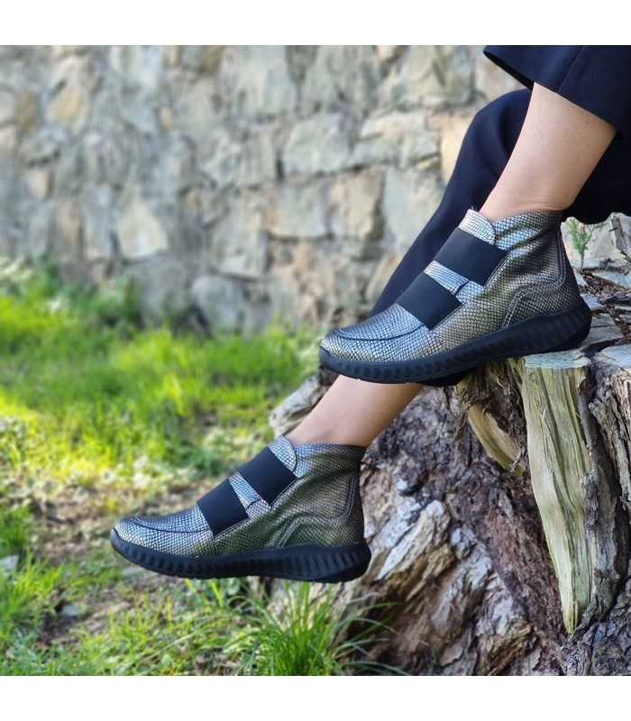 modelo posando sobre un tronco con pantalon negro con los botines  Jarlen de Suave